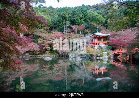 Der Daigoji-Tempel in Kyoto, Japan, neben einem grünen See und umgeben von bunten Bäumen Stockfoto