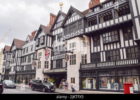 London, Großbritannien, 3.. August 2022. Blick von außen auf das Liberty-Kaufhaus bei Tag. Stockfoto