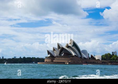 Das Opernhaus von Sydney ist vom Meer umgeben Stockfoto