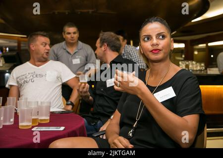 Johannesburg, Südafrika - 25. Februar 2016: Verschiedene Menschen nehmen an einem Bierverkostungswettbewerb Teil Stockfoto