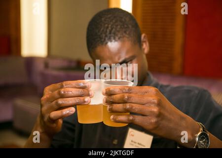 Johannesburg, Südafrika - 25. Februar 2016: Verschiedene Menschen nehmen an einem Bierverkostungswettbewerb Teil Stockfoto