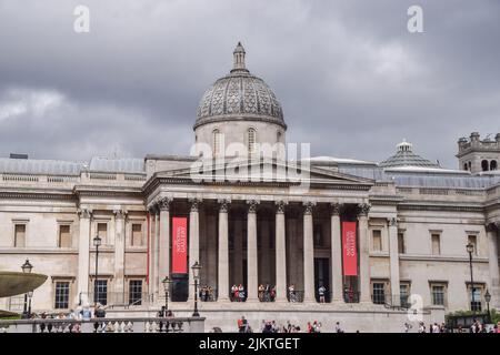 London, Großbritannien. 3.. August 2022. Die National Gallery am Trafalgar Square, Blick von außen auf den Tag. Stockfoto