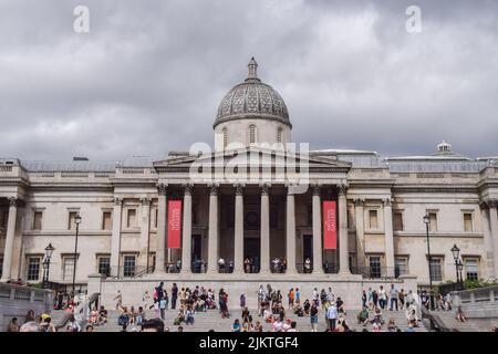 London, Großbritannien. 3.. August 2022. Die National Gallery am Trafalgar Square, Blick von außen auf den Tag. Stockfoto