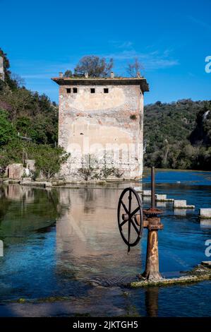 Ersticken touristischen Ort durch dieses Rad und klares blaues Wasser gekennzeichnet Stockfoto