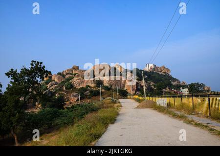 Stock Foto von großen Felsen stehen ohne Unterstützung auf den alten hindu-Tempel Hügel, lord mallayya Tempel in der Spitze des Hügels. Bild Stockfoto