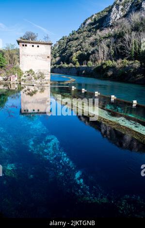 Ersticken Sie einen besonderen Ort für das blaue Wasser in den Tälern des touristenort narni Stockfoto