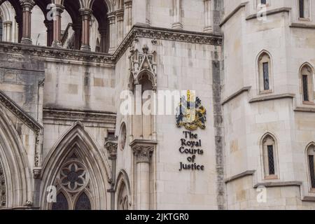 London, Großbritannien 3.. August 2022. Außenansicht des Royal Courts of Justice. Stockfoto