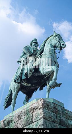 Eine vertikale Aufnahme der Reiterstatue des deutschen Kaiser Wilhelm I. an der Hohenzollernbrücke Stockfoto