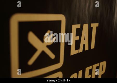Nahaufnahme des Hinweisschilds „Eat Sleep“ Stockfoto