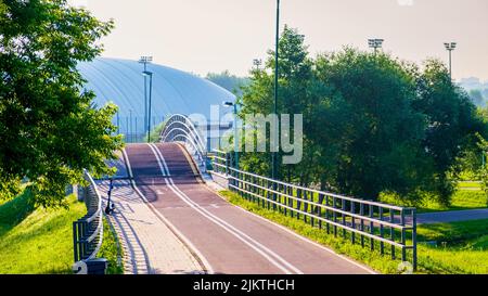Radweg im Stadtpark am frühen Morgen im Sommer Stockfoto