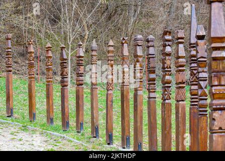 Viele Grabsäulen in Holz am Klagemauer Denkmal im Dorf Bezid - Rumänien geschnitzt Stockfoto