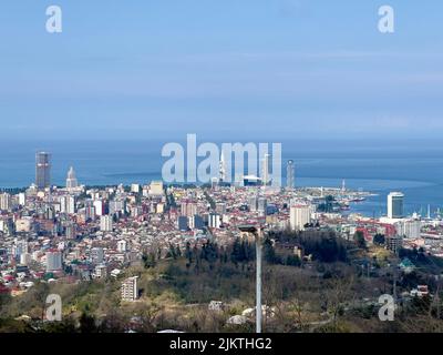 Eine Luftaufnahme der Gebäude von der Seilbahn Batumi Stadtzentrum und Anuria Berg in Georgien Stockfoto