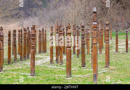 Viele Grabsäulen in Holz am Klagemauer Denkmal im Dorf Bezid - Rumänien geschnitzt Stockfoto