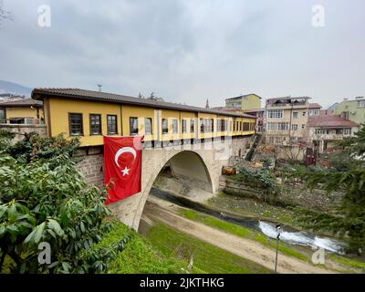 Eine türkische Flagge hängt an der Seite der historischen Irgandi-Brücke in Bursa, Türkei Stockfoto