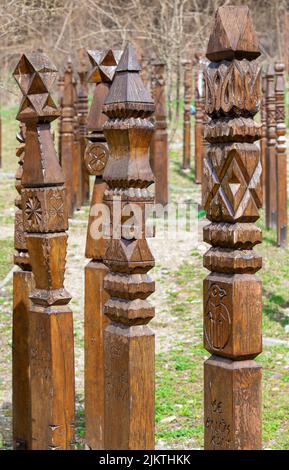 Viele Grabsäulen in Holz am Klagemauer Denkmal im Dorf Bezid - Rumänien geschnitzt Stockfoto