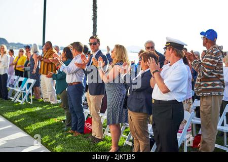 Eine Aufnahme von Menschen, die bei einer Veranstaltung auf dem Wasser klatschen Stockfoto