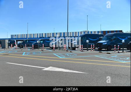 Eine Nahaufnahme von vollelektrischen Lieferwagen, die beim amazon E-Commerce-Unternehmen in Turin in Italien geparkt wurden Stockfoto