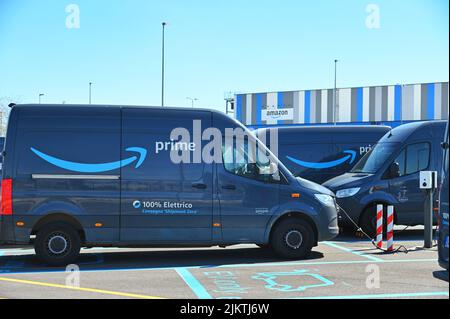 Eine Nahaufnahme von vollelektrischen Lieferwagen, die beim amazon E-Commerce-Unternehmen in Turin in Italien geparkt wurden Stockfoto