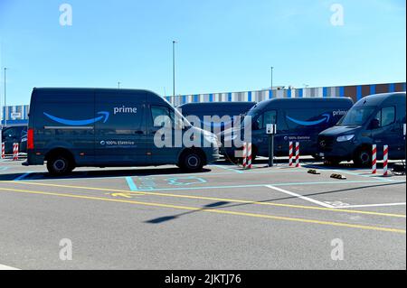 Eine Nahaufnahme von vollelektrischen Lieferwagen, die beim amazon E-Commerce-Unternehmen in Turin in Italien geparkt wurden Stockfoto