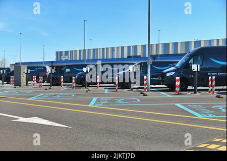 Eine Nahaufnahme von vollelektrischen Lieferwagen, die beim amazon E-Commerce-Unternehmen in Turin in Italien geparkt wurden Stockfoto