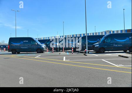 Eine Nahaufnahme von vollelektrischen Lieferwagen, die beim amazon E-Commerce-Unternehmen in Turin in Italien geparkt wurden Stockfoto