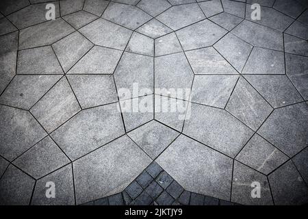 Kunstvolle geometrische Pflastermuster aus Betonplatten und Steinpflaster Stockfoto