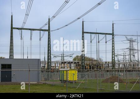 Eine Aufnahme eines Elektrowerks mit Stromleitungen Stockfoto