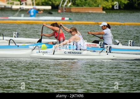 Dartmouth, Kanada. 3.. August 2022. Charlotte HENSHAW aus Großbritannien kam Anfang der Qualifikation Women 200m Paracanoe VL3 ins Spiel, die sie leicht gewann, um sie später in dieser Woche ins Finale zu bringen. Die ICF Kanurennsport- und Paracanoe-Weltmeisterschaft 2022 findet dieses Jahr vom 3. Bis 7. August auf dem Lake Banook in Dartmouth (Halifax) statt. Kredit: Meanderingemu/Alamy Live Nachrichten Stockfoto