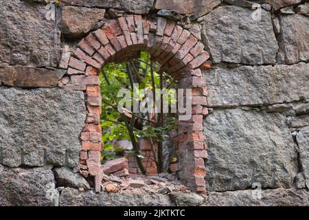 Alte zerstörte Steinmauer Stockfoto