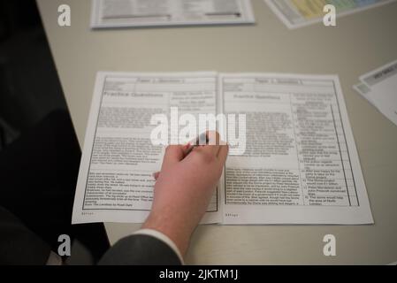 Nahaufnahme eines männlichen Schreibens Stockfoto