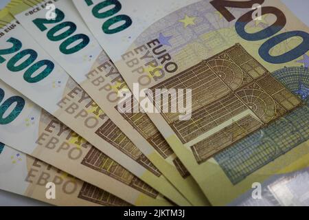 Eine Nahaufnahme von aufgefächerten 200-Euro-Banknoten. Stockfoto