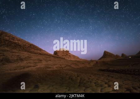 Der wunderschöne Sternenhimmel über der Wüste. Stockfoto