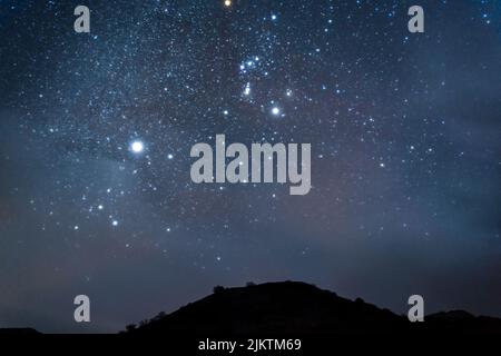 Der wunderschöne Nachthimmel mit leuchtenden Sternen. Stockfoto