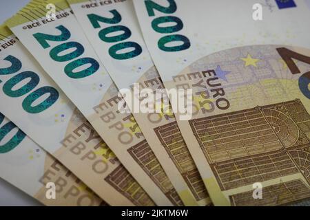 Eine Nahaufnahme von aufgefächerten 200-Euro-Banknoten. Stockfoto