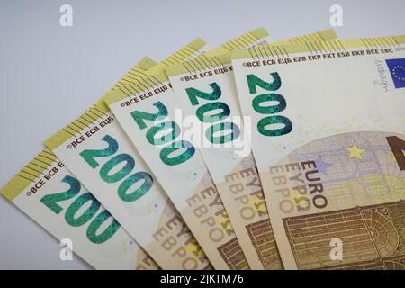 Eine Nahaufnahme von aufgefächerten 200-Euro-Banknoten. Stockfoto