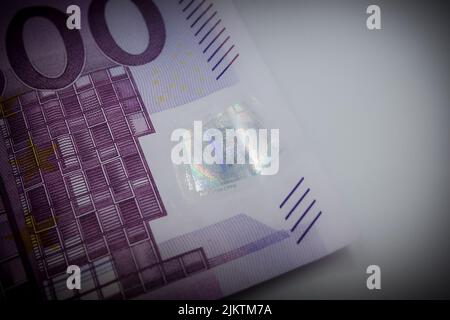 Eine Nahaufnahme auf einem Hologramm einer 500-Euro-Banknote. Stockfoto