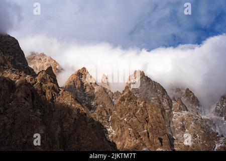 Die schöne Aussicht auf die Berggipfel gegen den Himmel. Stockfoto