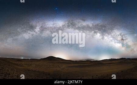 Der wunderschöne Sternenhimmel über der Wüste. Stockfoto