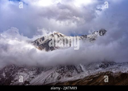 Die schöne Aussicht auf den Berggipfel umgeben von Wolken. Stockfoto