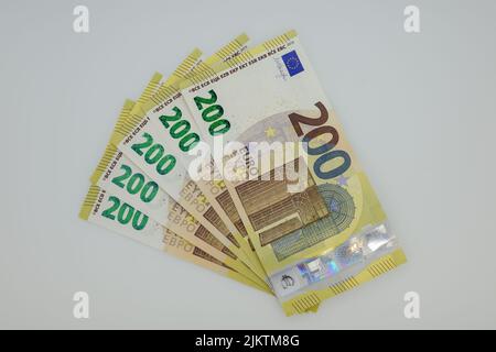 Eine Nahaufnahme von aufgefächerten 200-Euro-Banknoten. Stockfoto