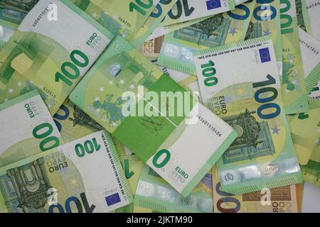 Eine Nahaufnahme eines Stapels mit 100-Euro-Banknoten auf dem Stapel. Stockfoto