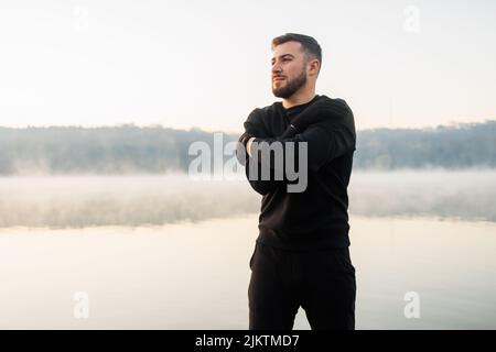 Gesunder Mann, der im Sommer morgens Sport macht. Fit Lifestyle. Mann macht Training und Übungen draußen. Stockfoto