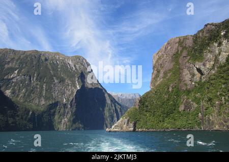 Die schöne Landschaft mit den Bergen und dem Meer. Milford Sound, Neuseeland. Stockfoto