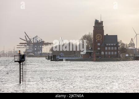 Das Lotsenhaus Seemannshoft an der Bucht mit einer Uhr in Hamburg, Deutschland Stockfoto