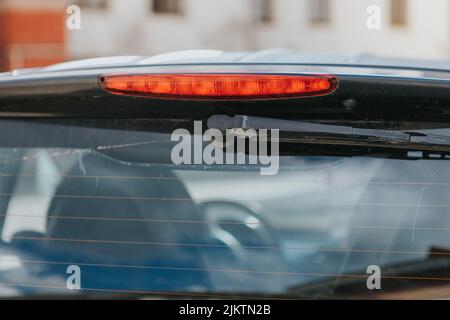 Nahaufnahme eines Wischers an der Heckscheibe des Fahrzeugs Stockfoto