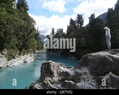 Die Hokitika Gorge in Neuseeland mit einem Mann, der am Rand des Felsens steht und die Aussicht genießt Stockfoto