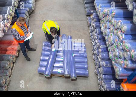 Arbeiter in der Textilindustrie Kontrollprodukte für Wearhouse Stockfoto