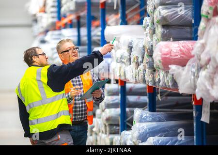 Arbeiter in der Textilindustrie Kontrollprodukte für Wearhouse Stockfoto