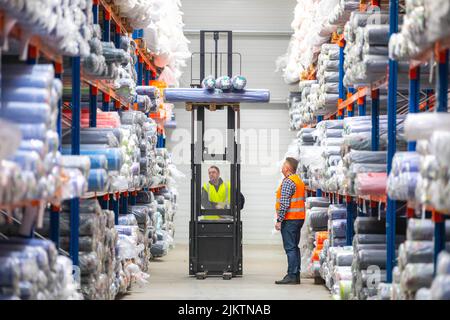 Arbeiter in der Textilindustrie Kontrollprodukte für Wearhouse Stockfoto