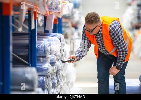 Arbeiter in der Textilindustrie Kontrollprodukte für Wearhouse Stockfoto